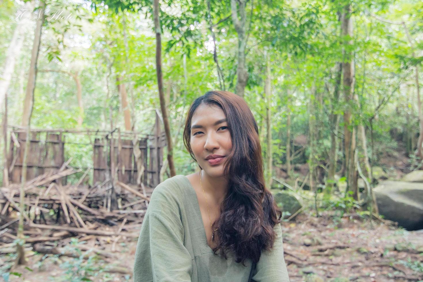 turista con viaje en el bosque. foto