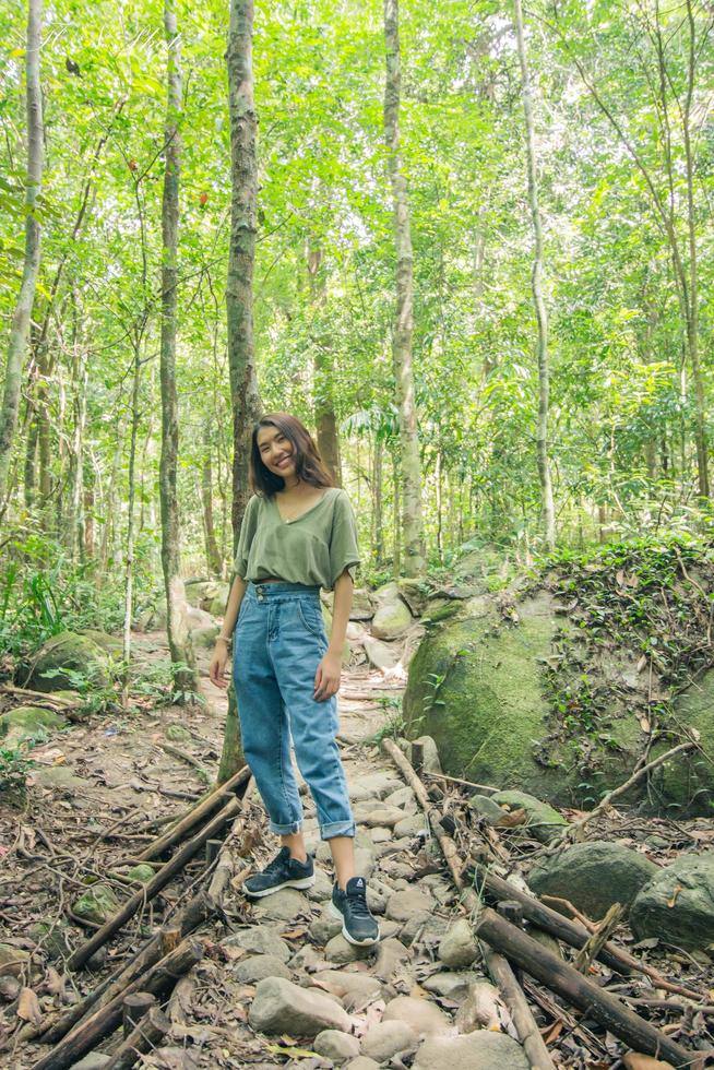 turista con viaje en el bosque. foto