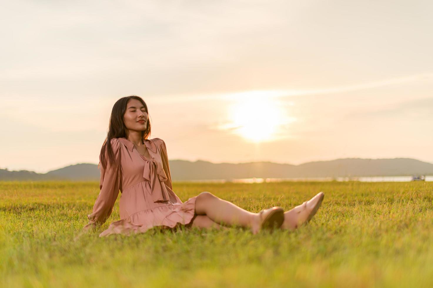 mujer viajando por el campo foto