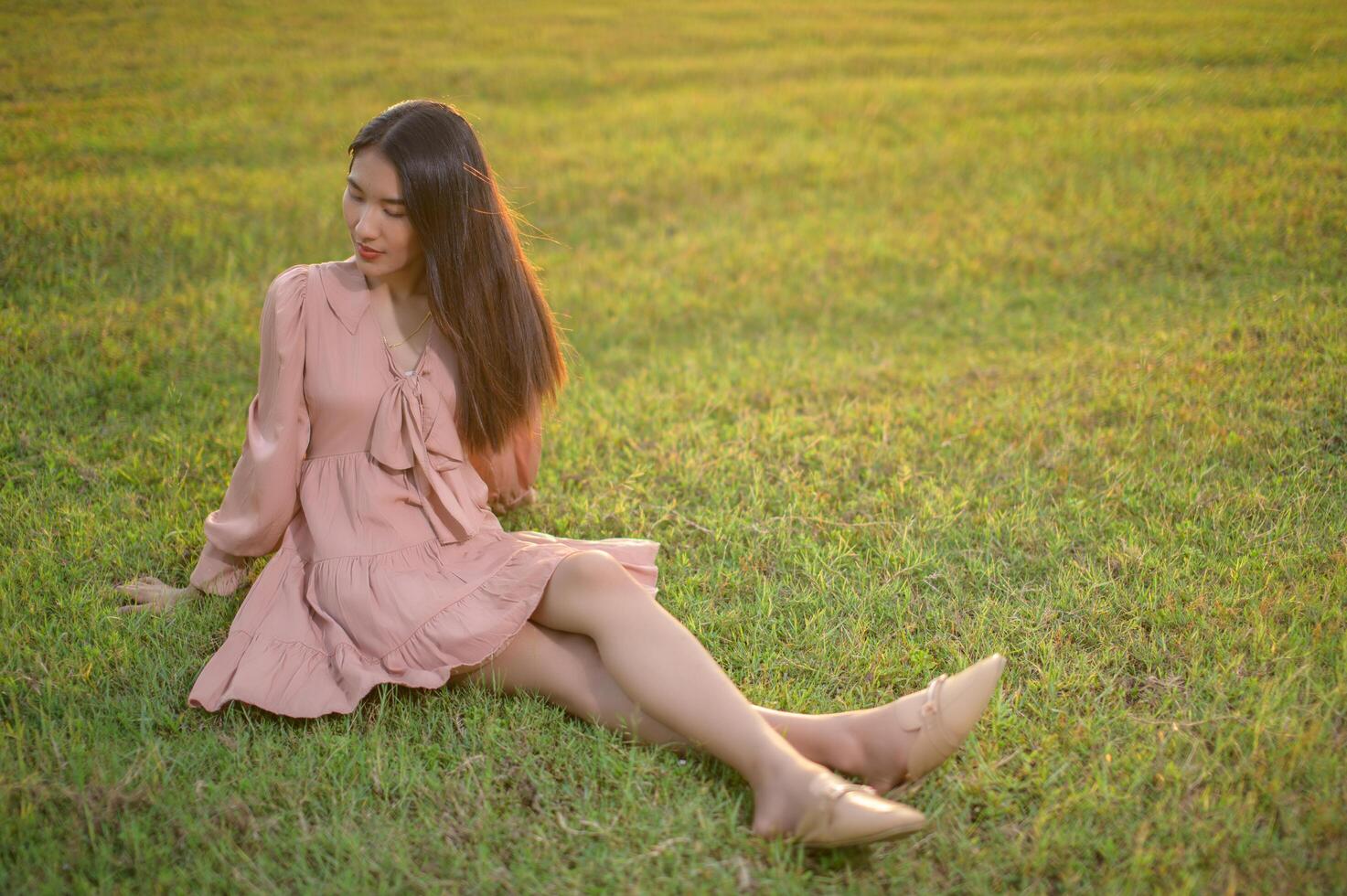 mujer viajando por el campo foto