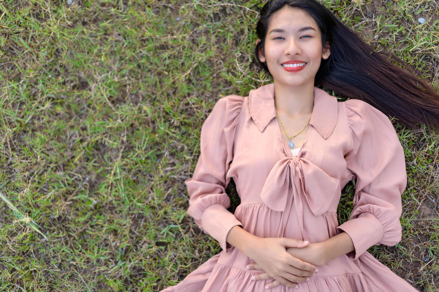 mujer viajando por el campo foto