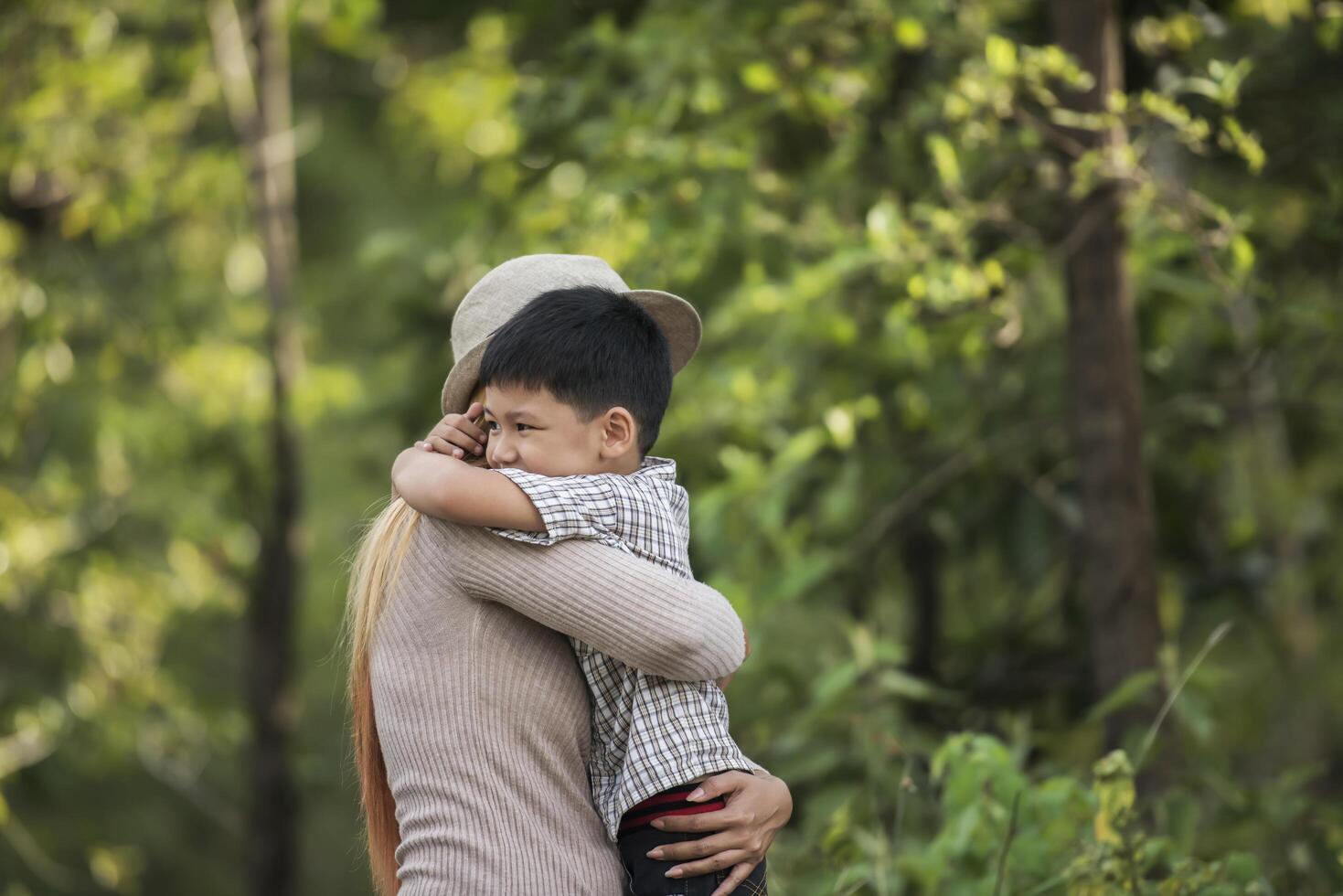 retrato de madre e hijo felices abrazar juntos en el parque. foto