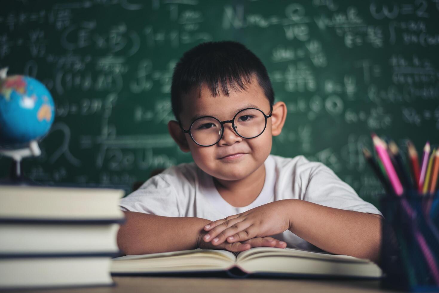 retrato de un niño en el aula. foto