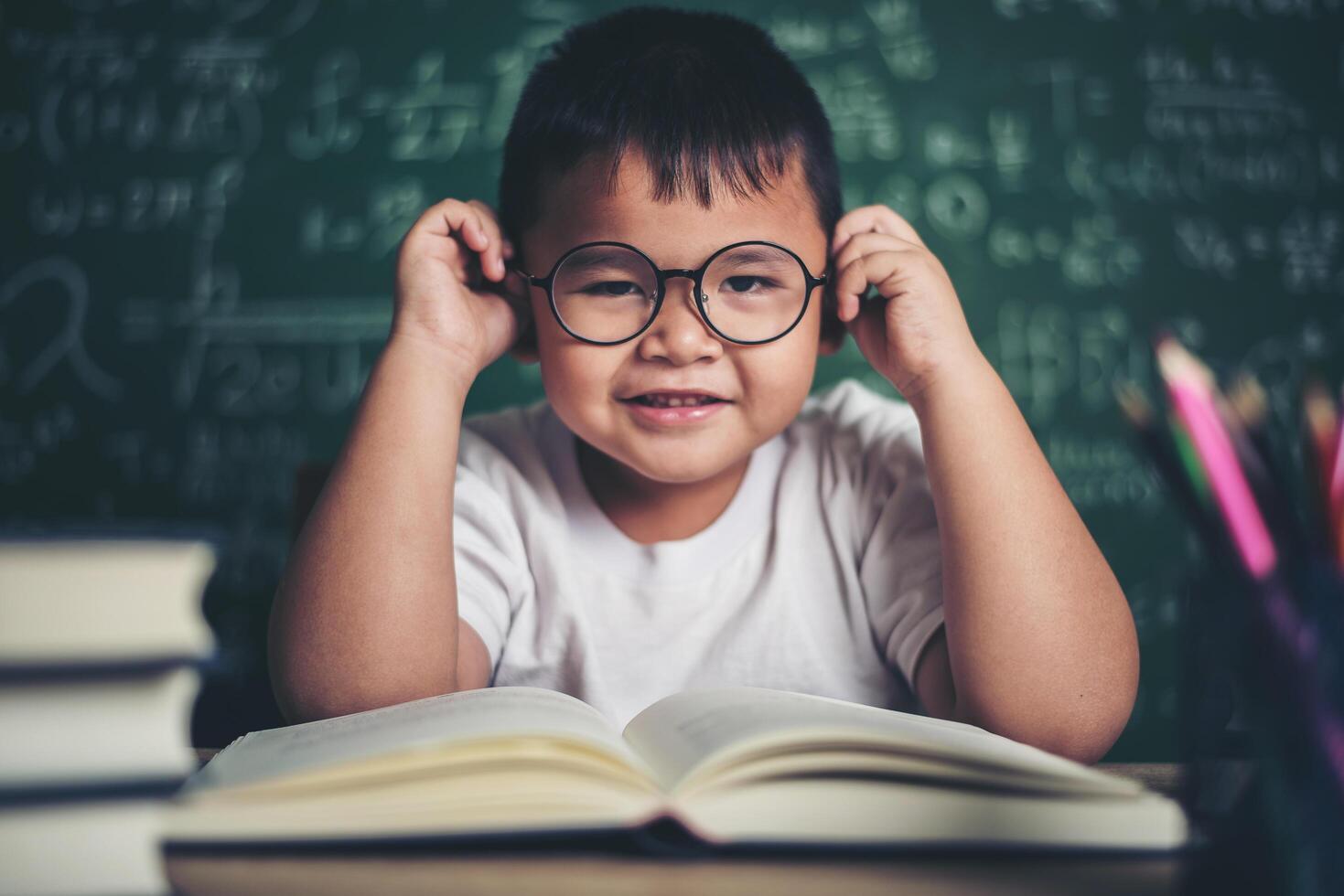 retrato de un niño en el aula. foto