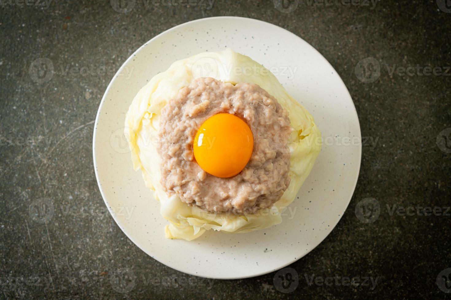 repollo al vapor relleno de cerdo picadito y yema de huevo foto