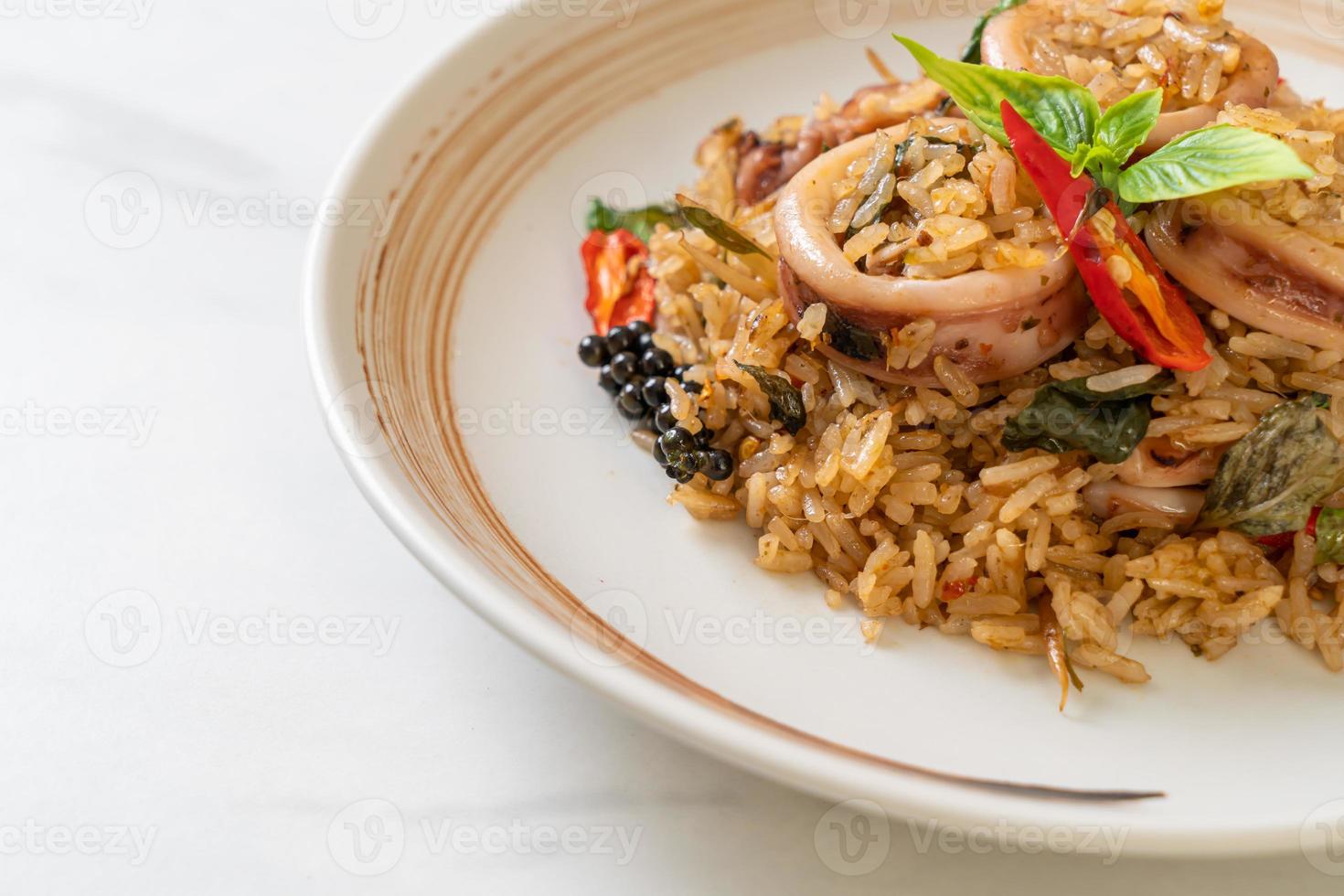 Arroz frito con albahaca y hierbas picantes con calamar o pulpo foto