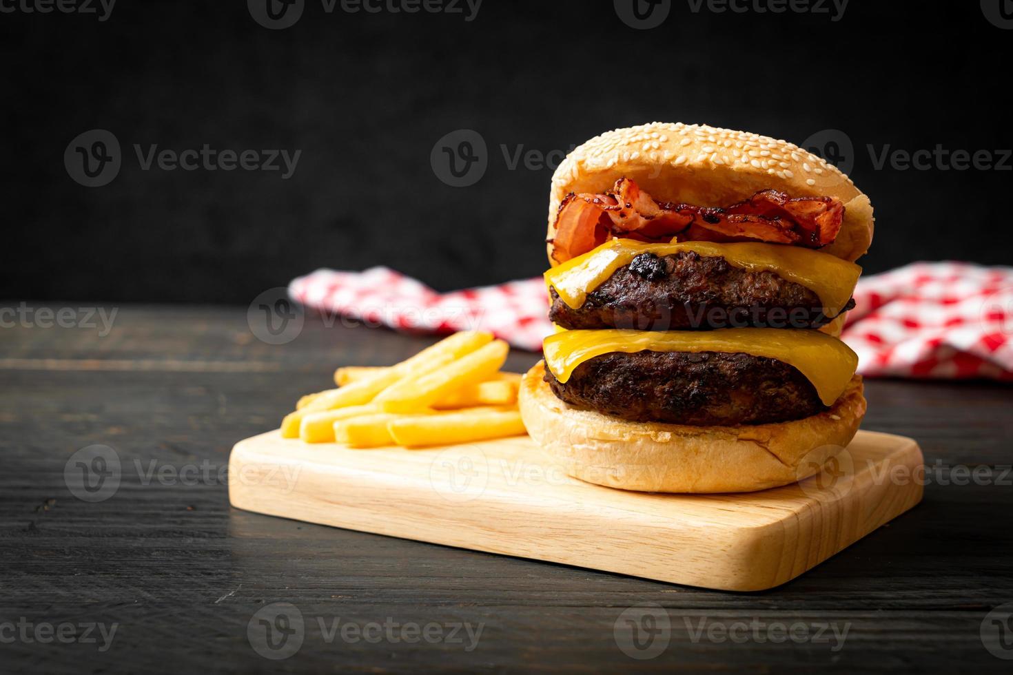 hamburguesa o hamburguesas de ternera con queso y tocino foto