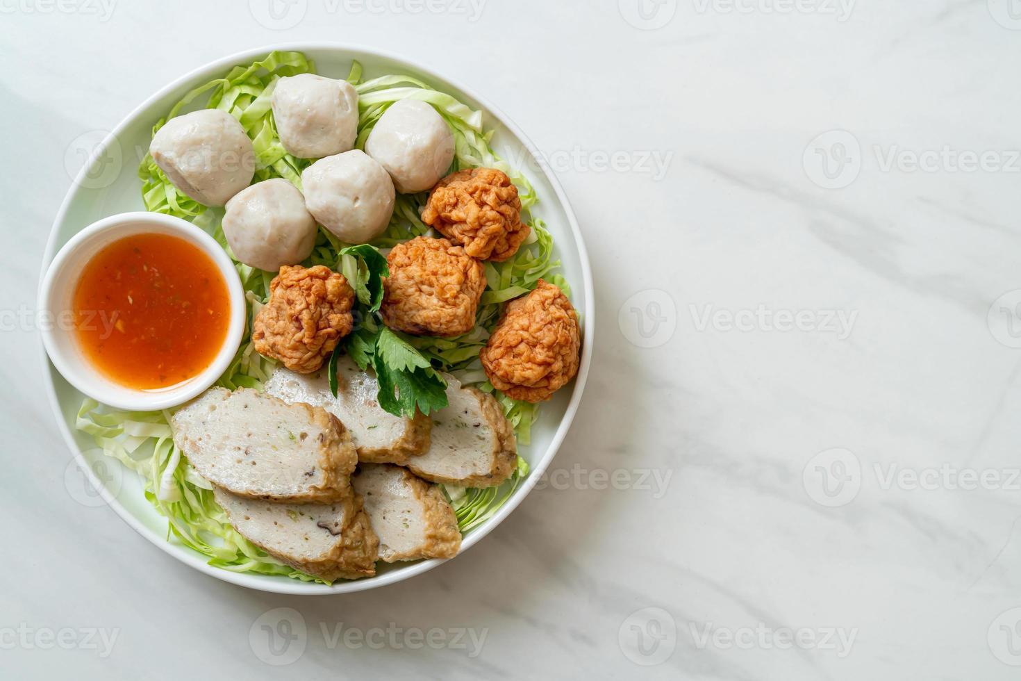 bolas de pescado hervidas, bolas de camarón y salchicha de pescado chino foto