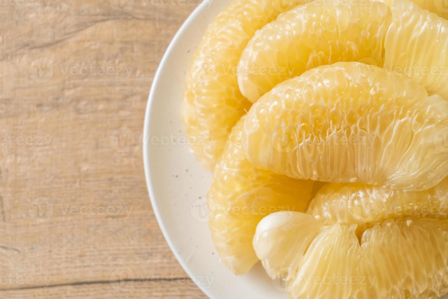 pomelo, pomelo o sábalo fresco y pelado foto