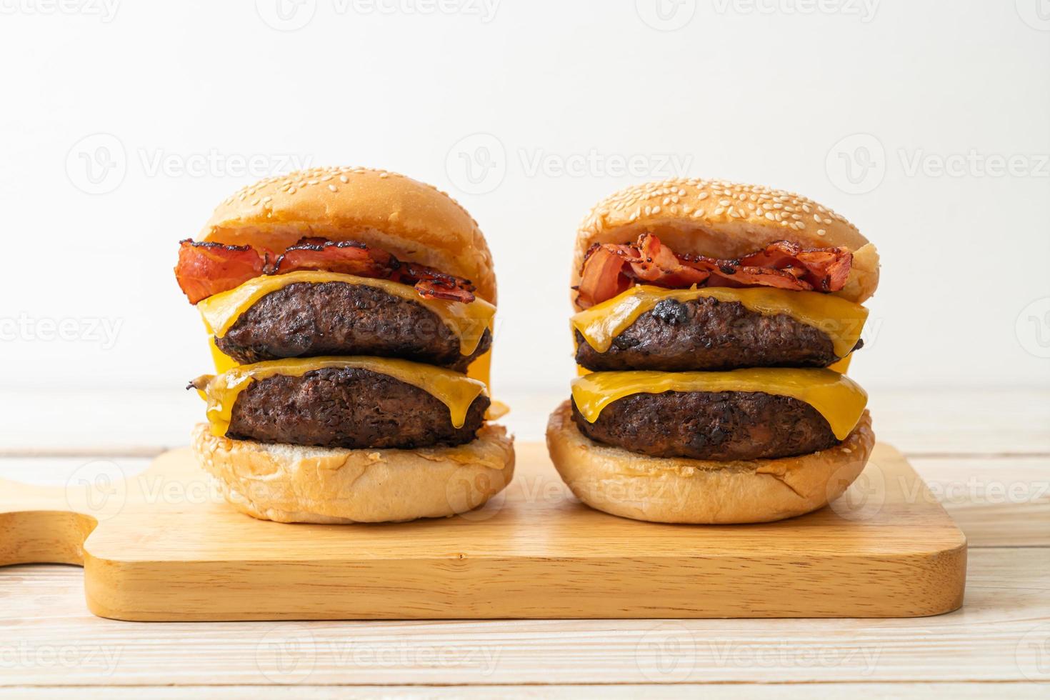 hamburguesa o hamburguesas de ternera con queso y tocino foto