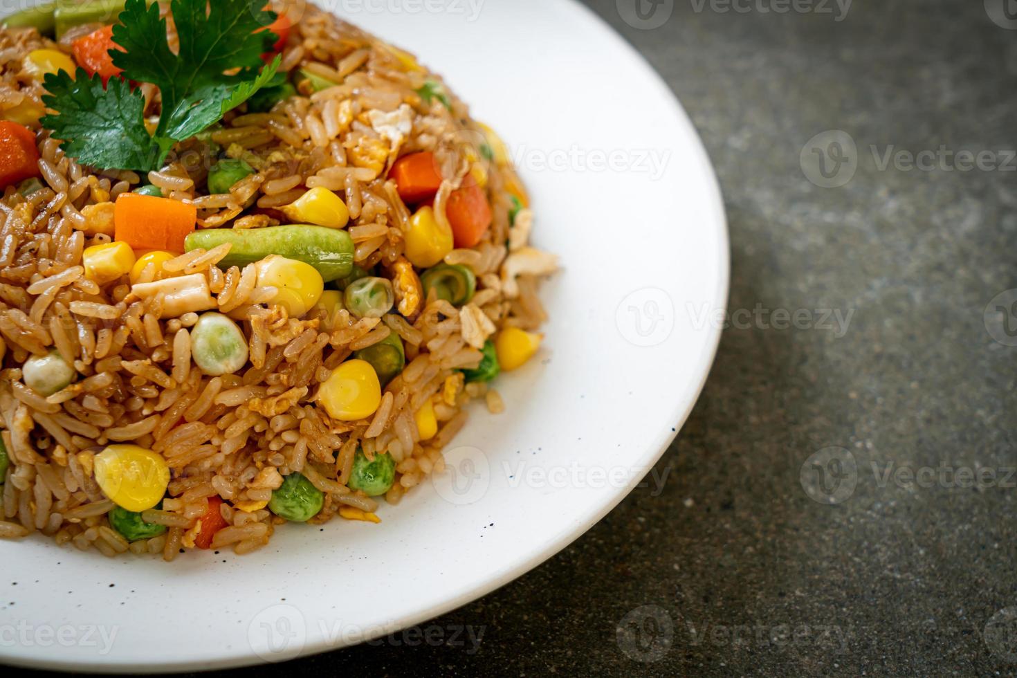 arroz frito con guisantes, zanahoria y maíz foto