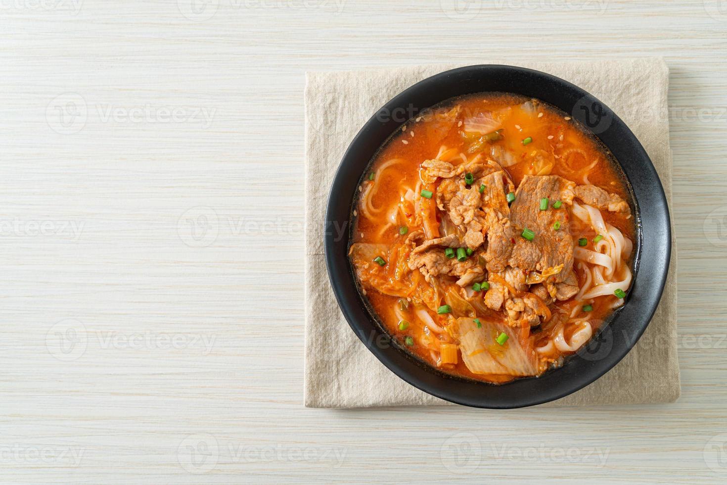 fideos coreanos udon ramen con cerdo en sopa de kimchi foto