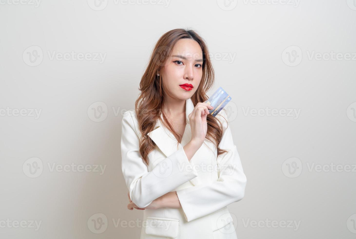 retrato, hermoso, mujer asiática, tenencia, tarjeta de crédito foto