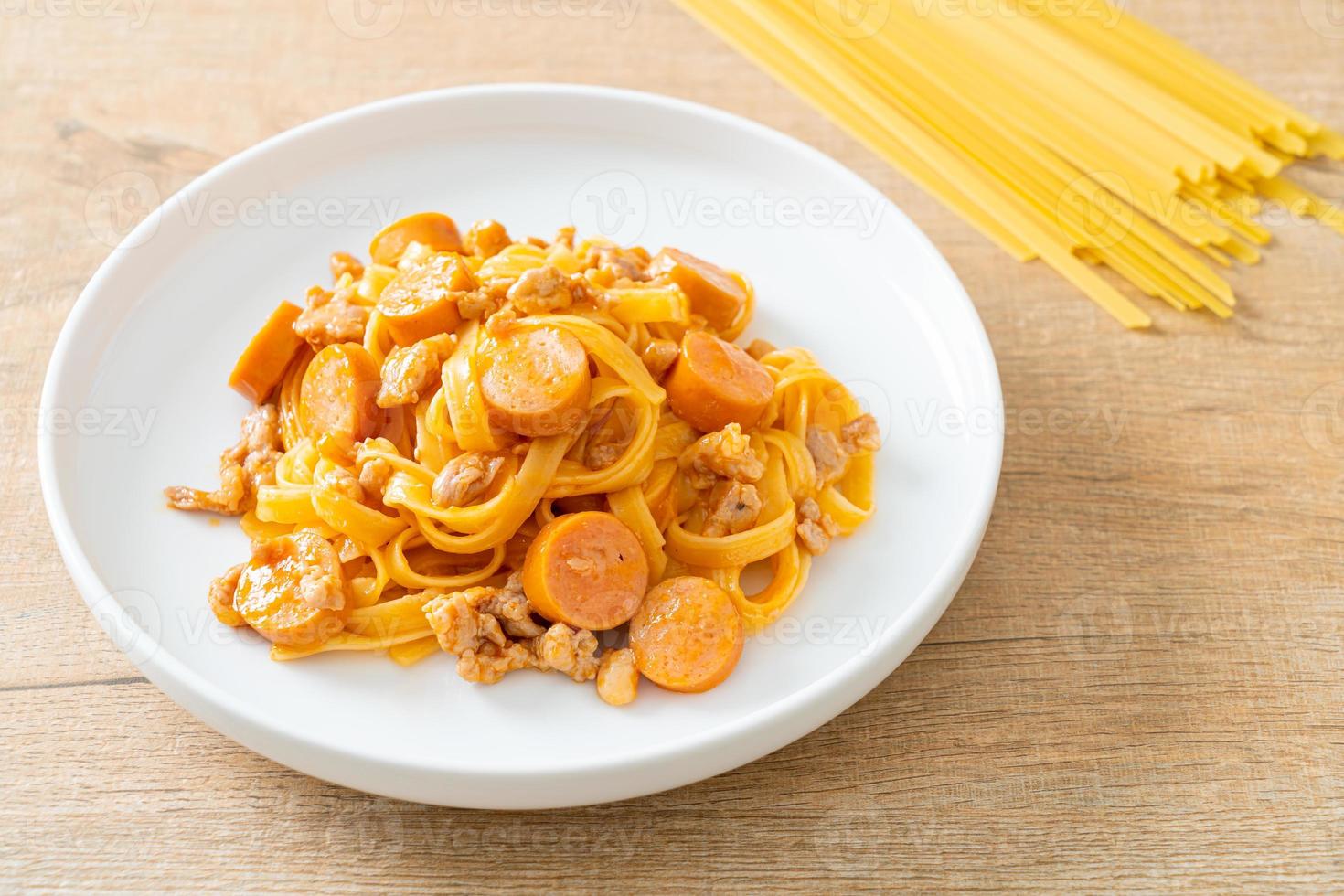 espaguetis pasta salchicha y carne de cerdo picada foto