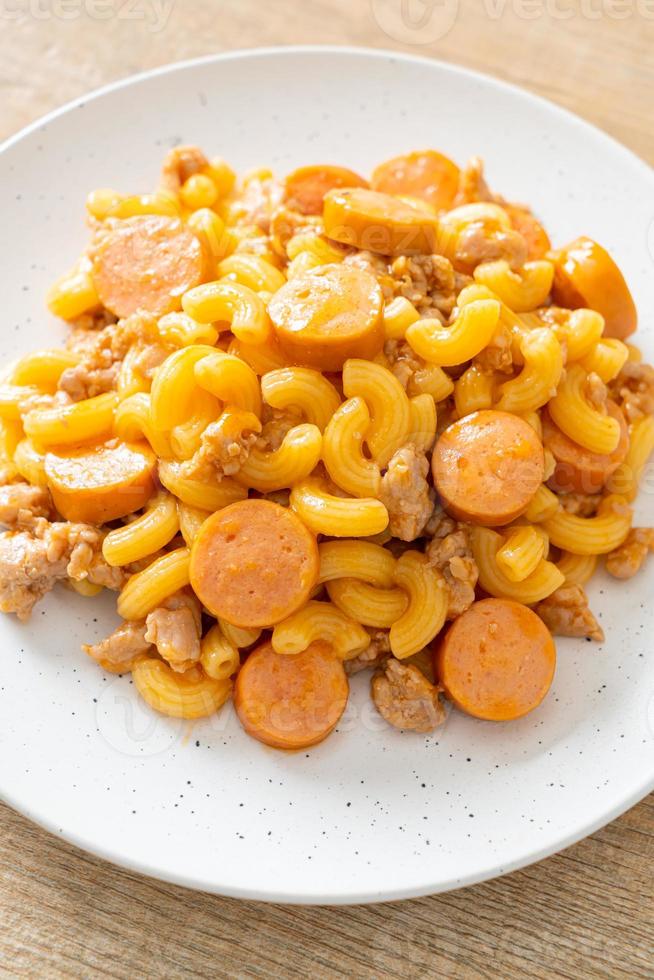 macarrones con salchicha y carne de cerdo picada foto