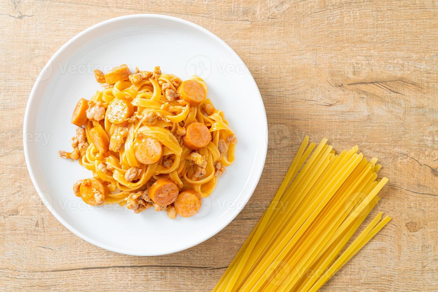 espaguetis pasta salchicha y carne de cerdo picada foto