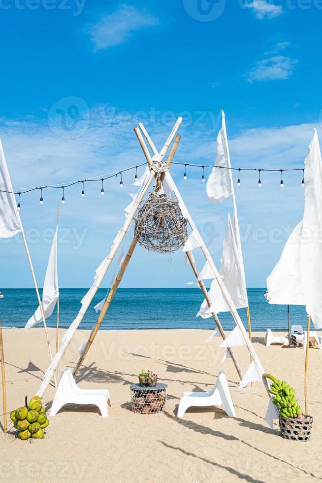 Patio mesa y silla al aire libre en la playa con fondo de playa de mar foto