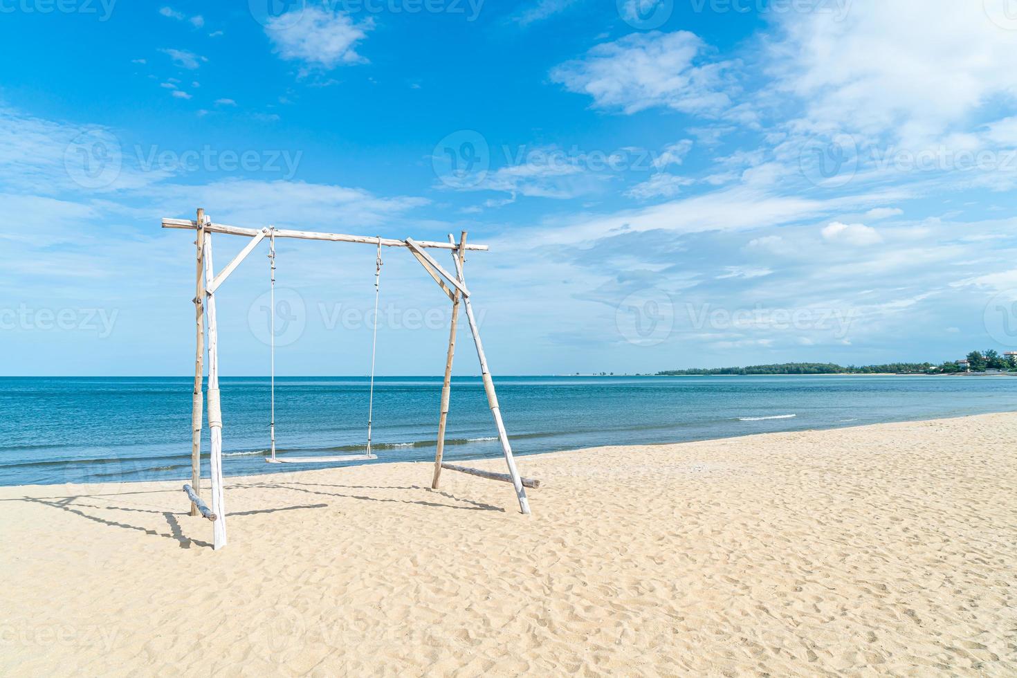 columpio de madera en la playa foto