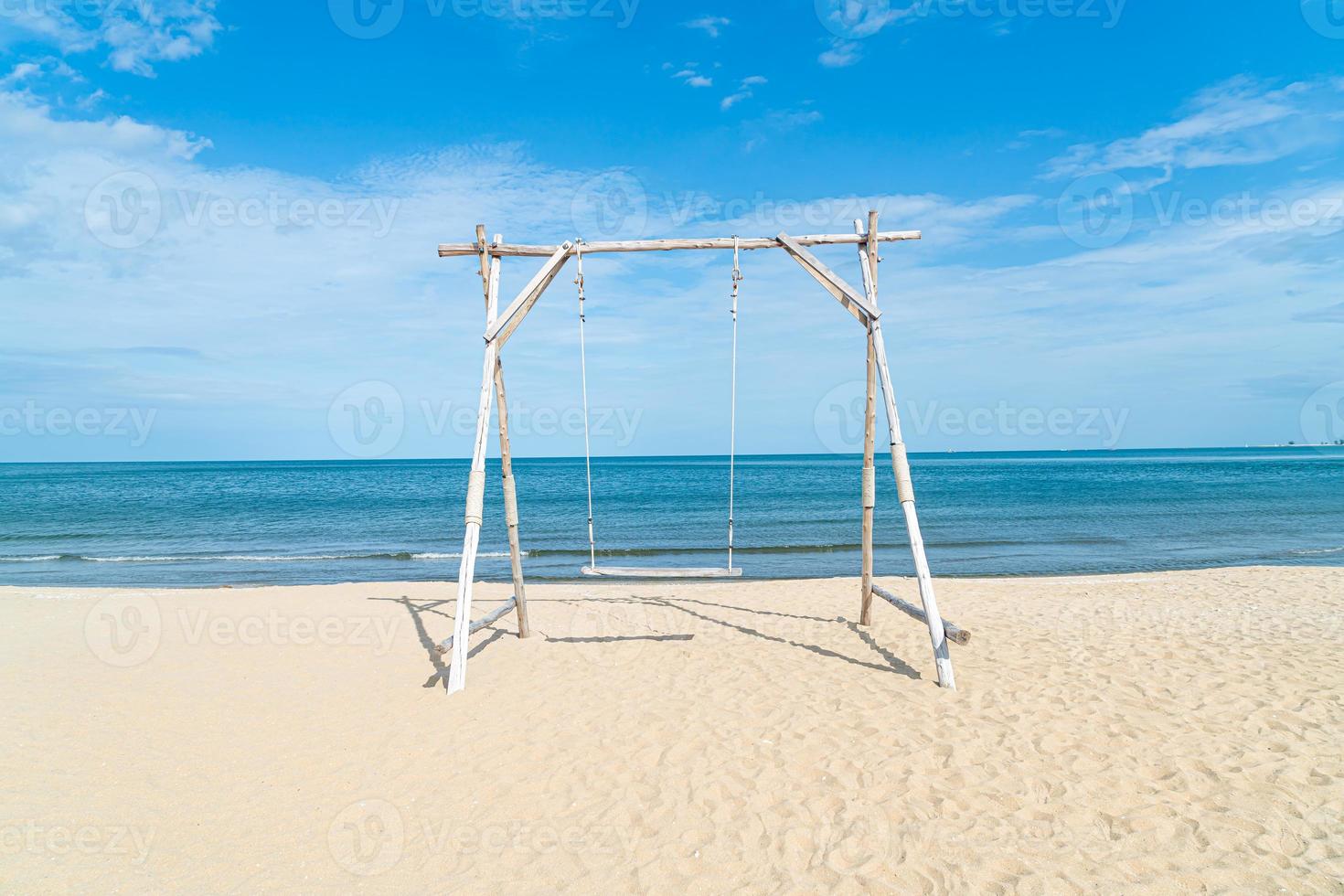 columpio de madera en la playa foto