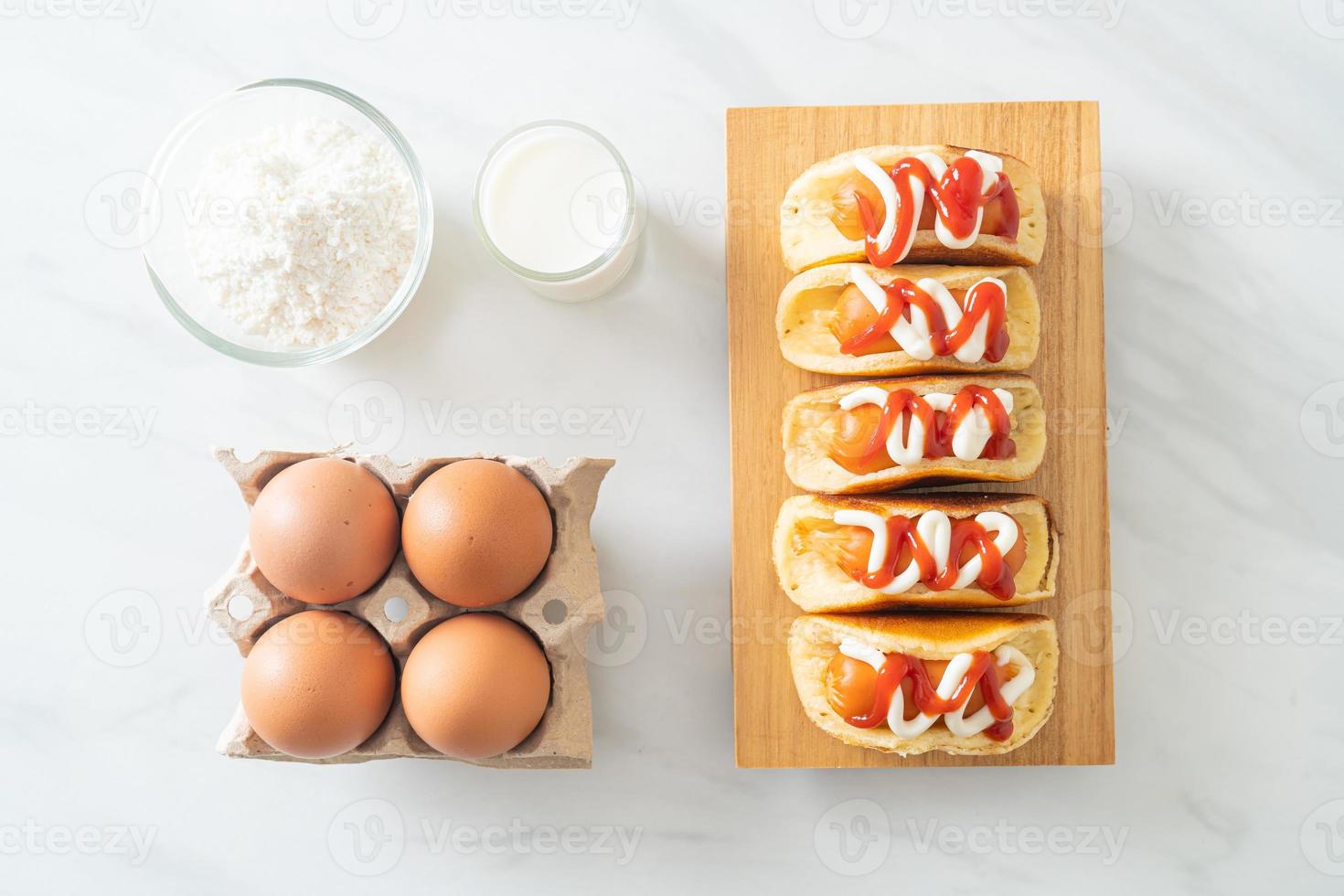 rollo de panqueque plano con salchicha foto