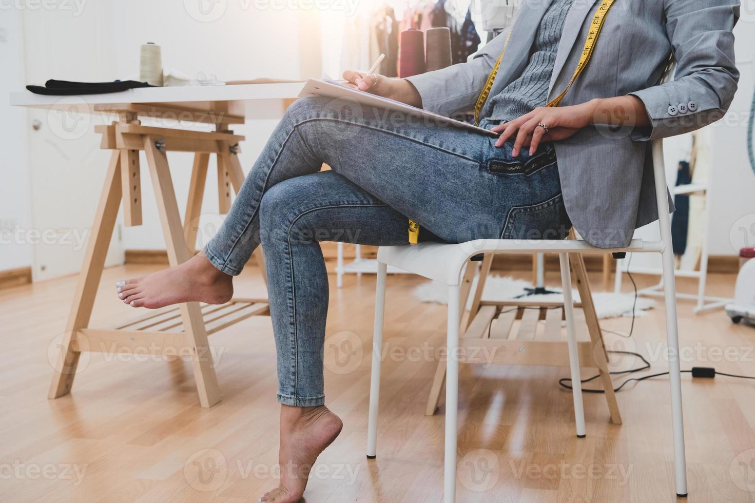 Diseñador de moda femenina asiática que trabaja en el taller de la oficina en casa foto