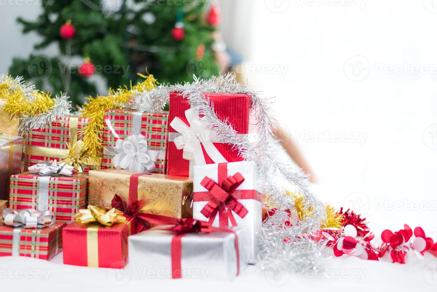 caja de regalo con fondo de árbol de navidad para niños sorpresa foto