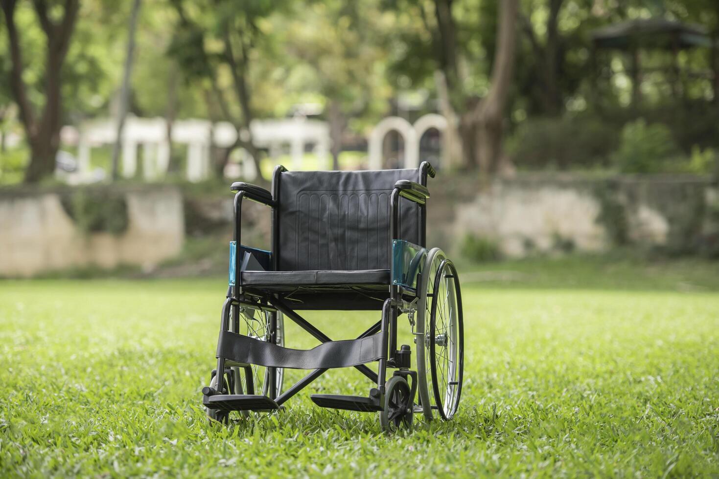 silla de ruedas vacía estacionada en el parque, concepto de atención médica. foto