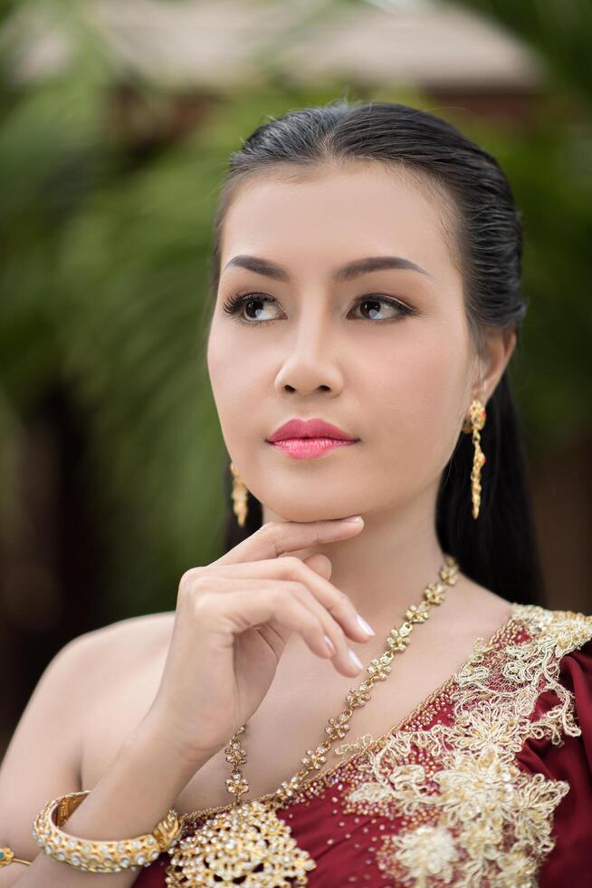 Bella mujer con vestido típico tailandés foto
