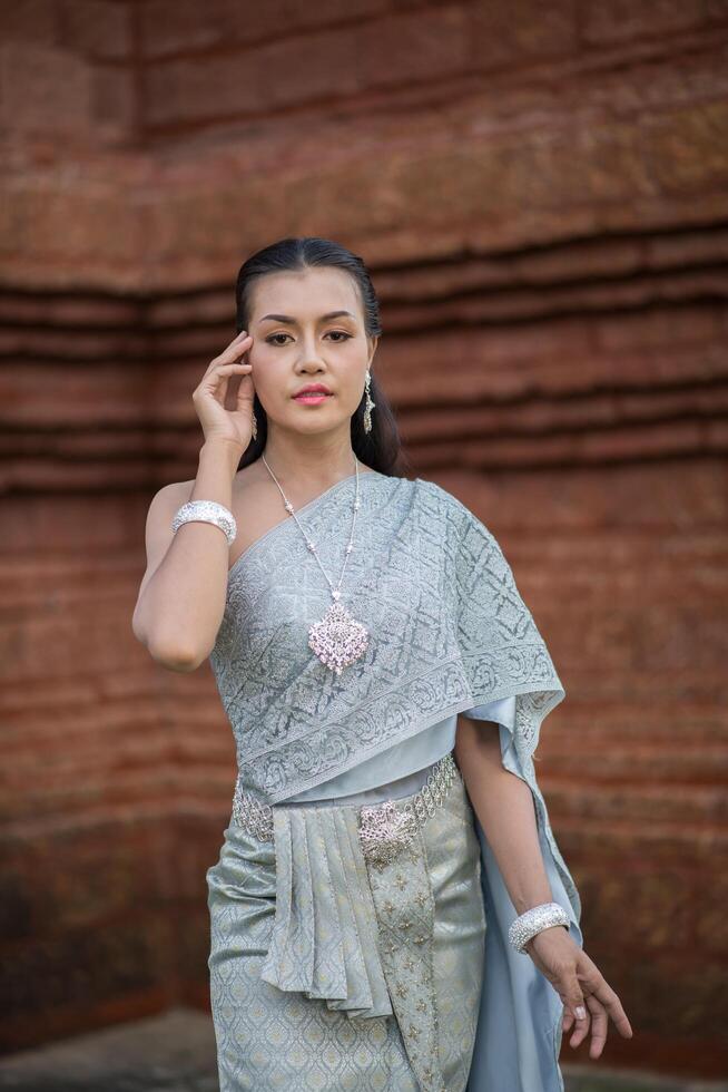 Bella mujer con vestido típico tailandés foto