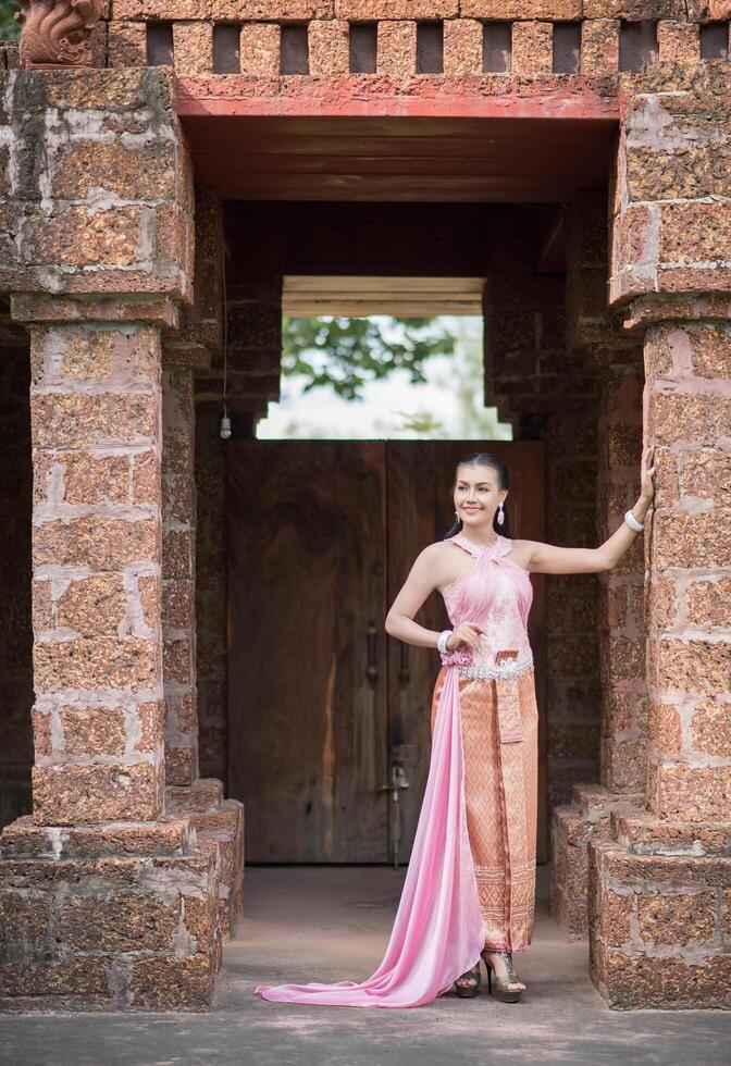 Bella mujer con vestido típico tailandés foto