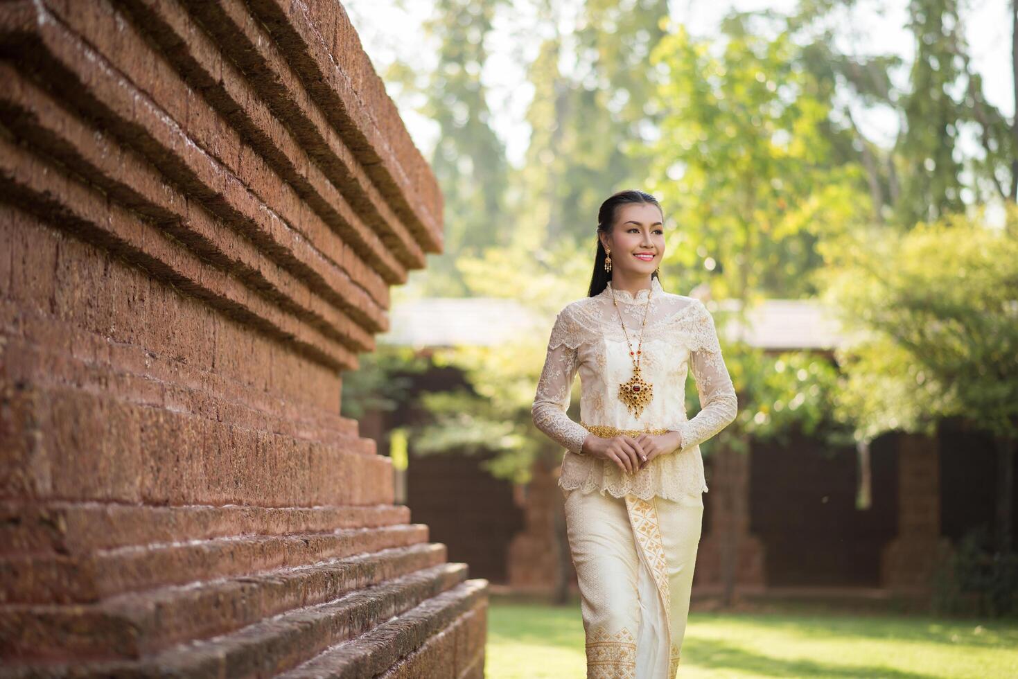 Bella mujer con vestido típico tailandés foto