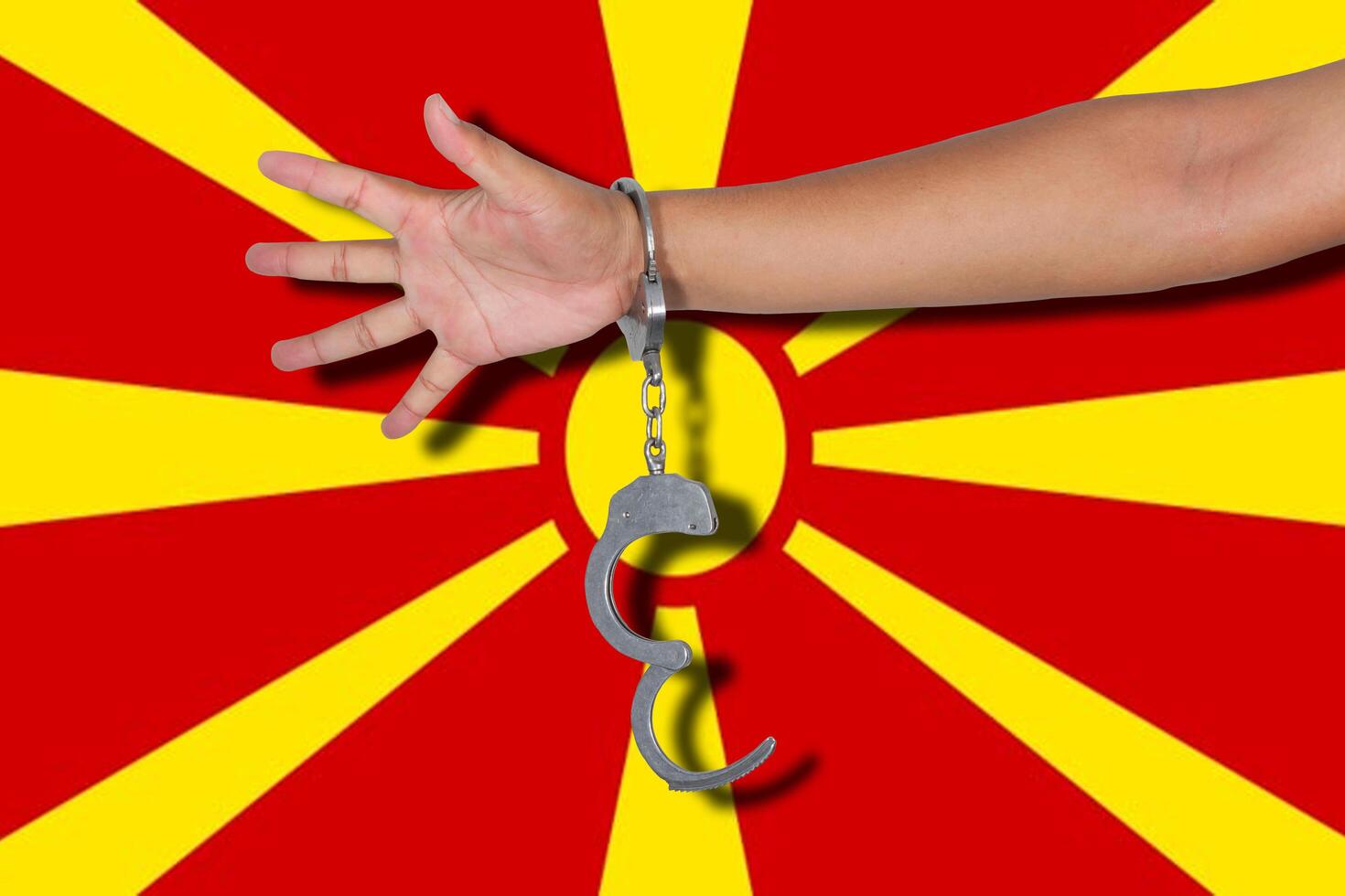 Esposas con la mano en la bandera de Macedonia foto