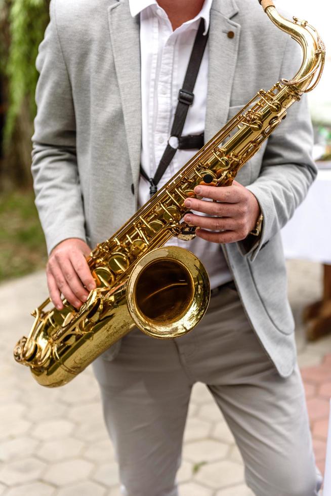 saxofonista con saxofón foto