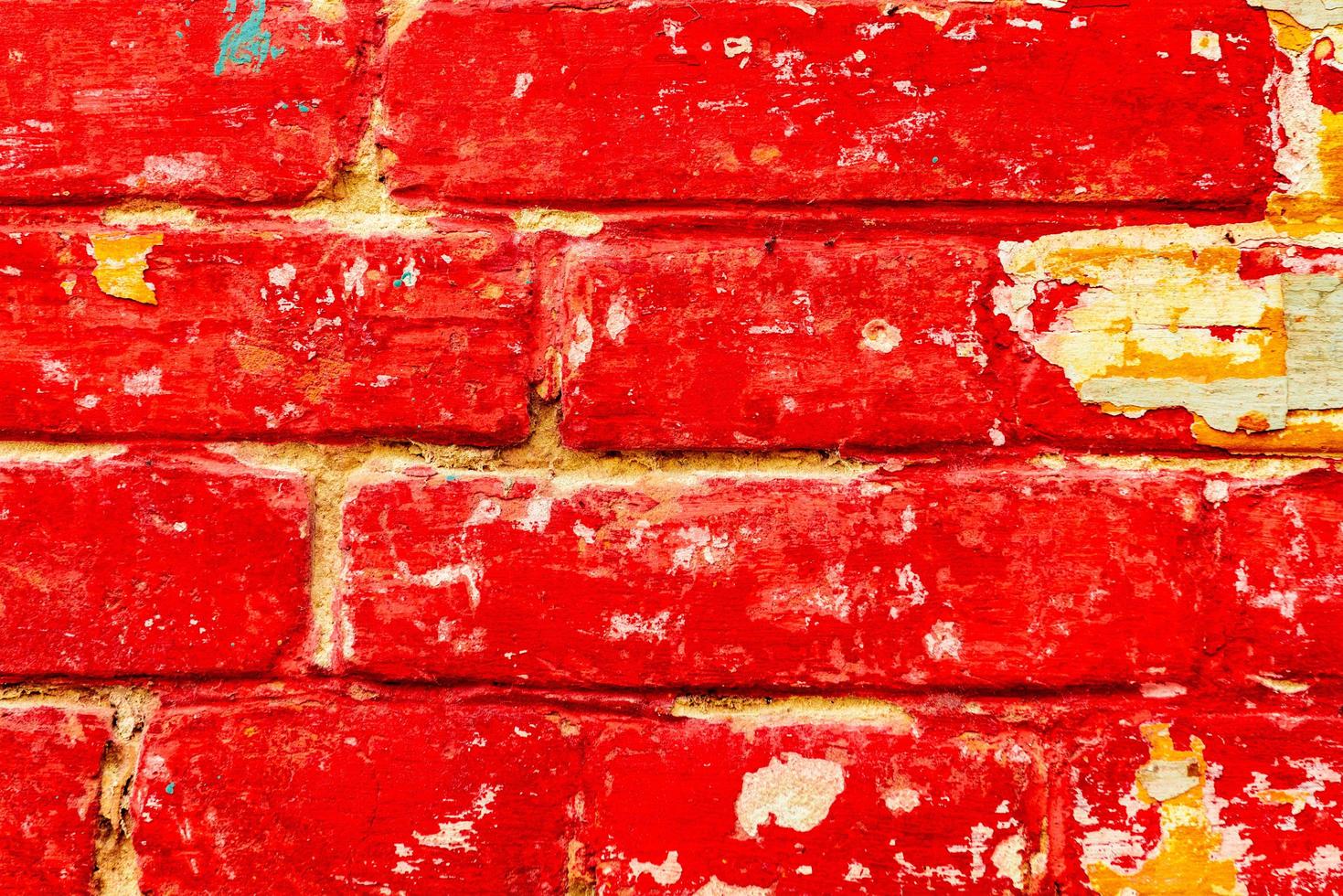 Textura de una pared de ladrillos con grietas y arañazos foto