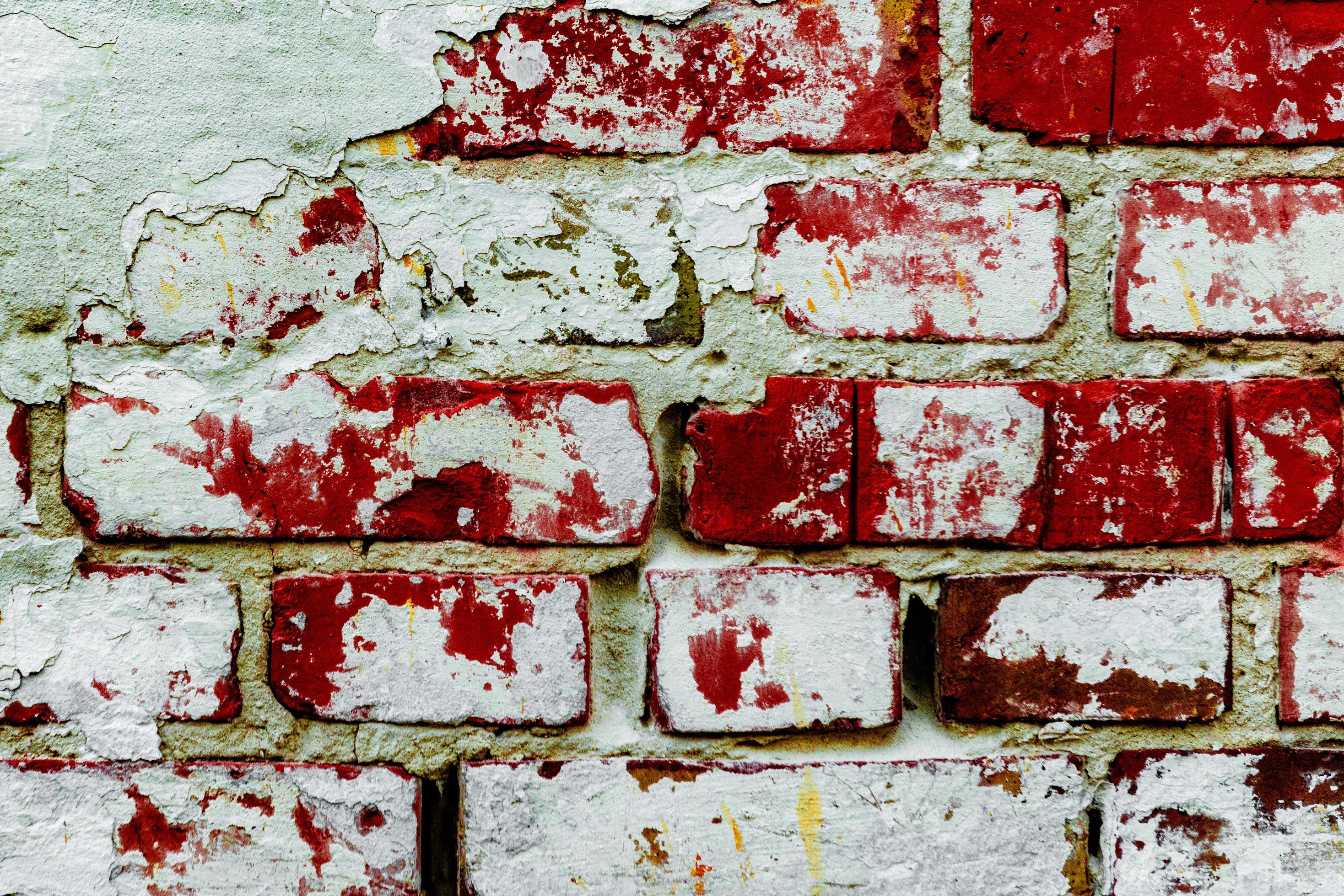 Textura de una pared de ladrillos con grietas y arañazos foto