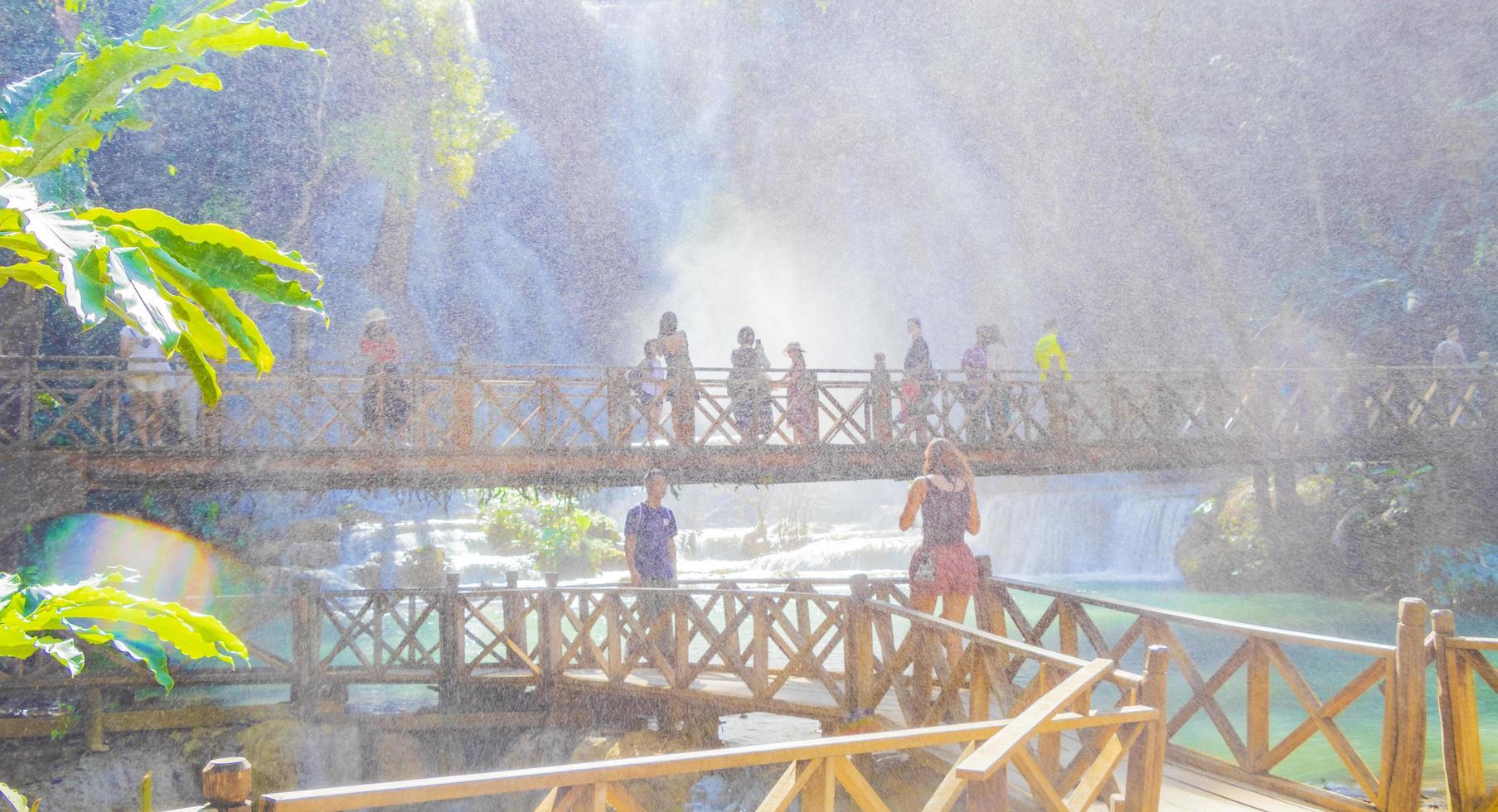 luang prabang laos 21 de noviembre de 2018 personas en la cascada kuang si, luang prabang, laos foto