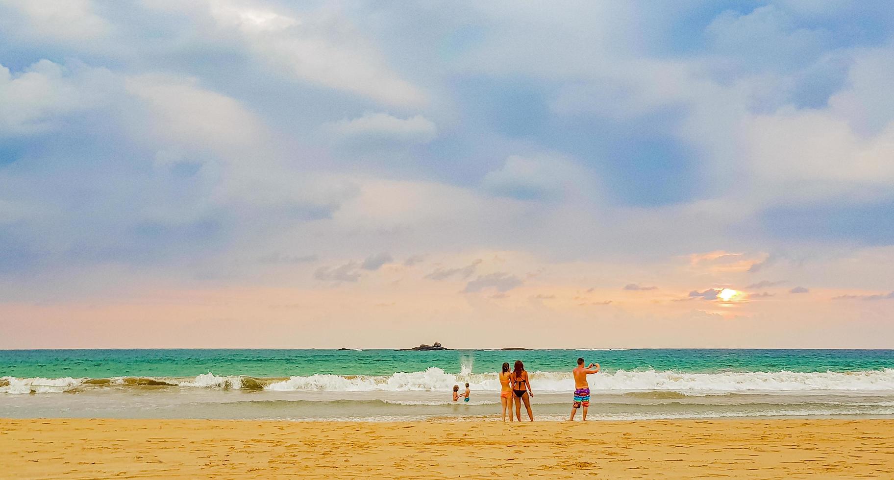 Bentota, Sri Lanka 2018- hermoso y colorido panorama del paisaje al atardecer foto