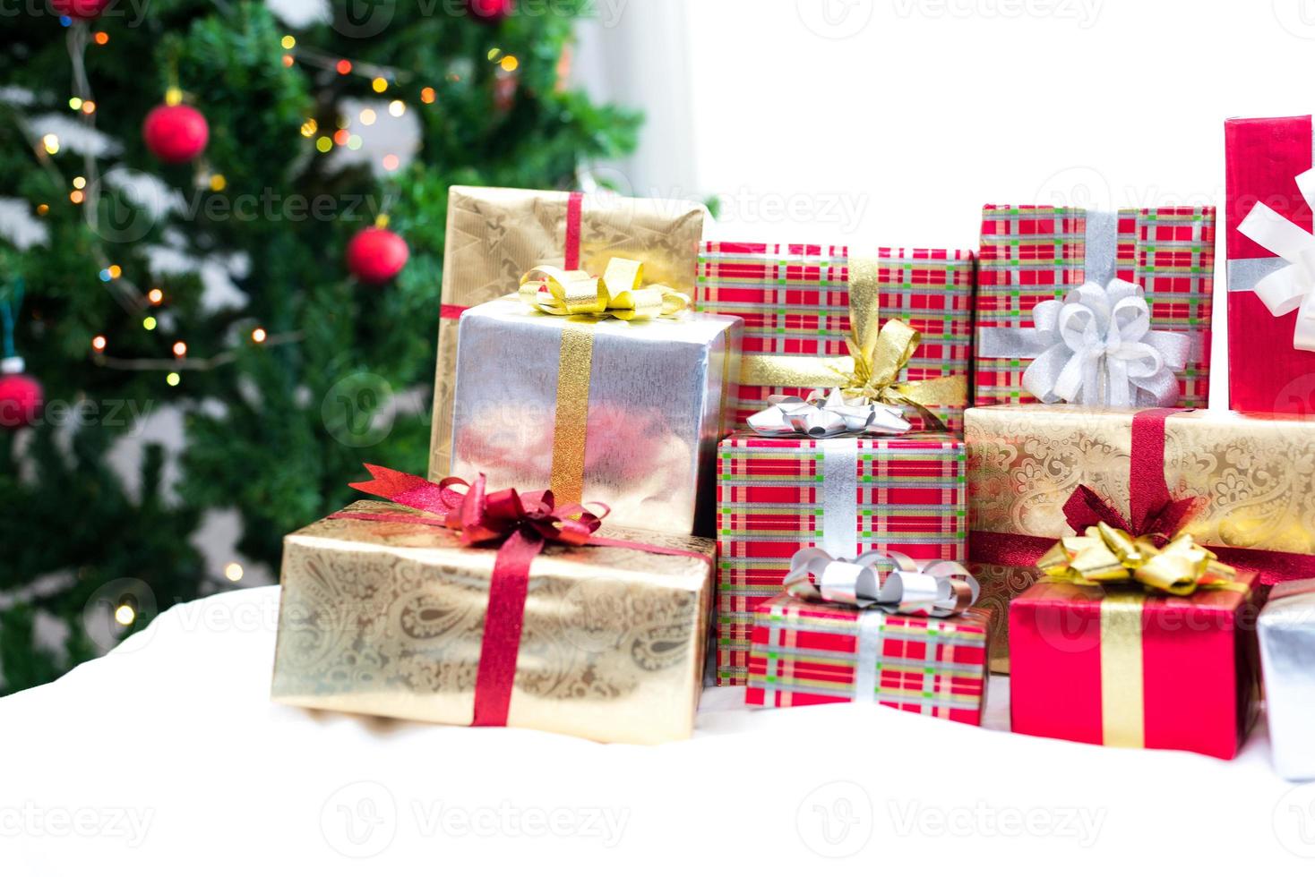caja de regalo con fondo de árbol de navidad para niños sorpresa foto