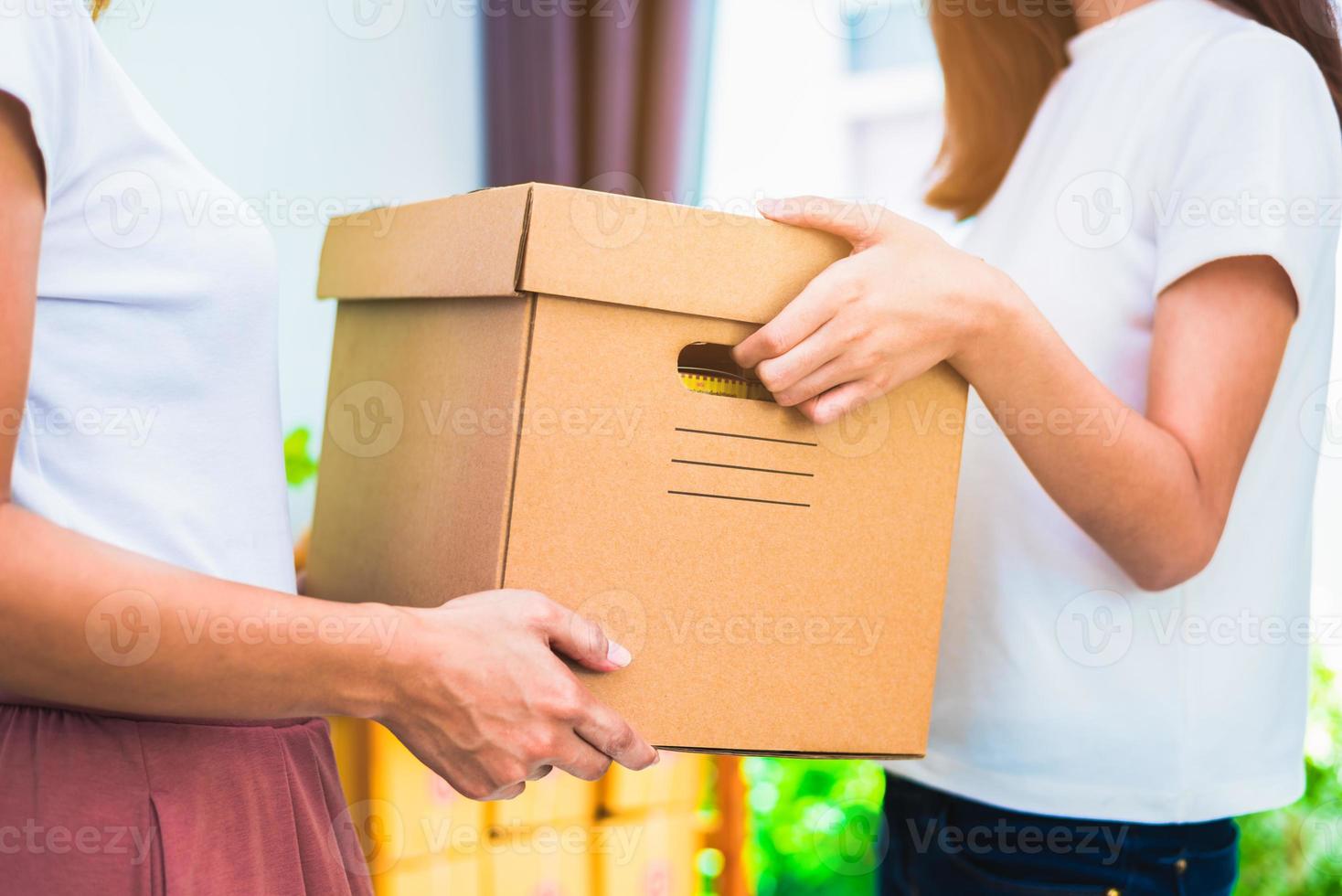 Caja de entrega de productos y manos de mujeres cuando el servicio a domicilio. foto