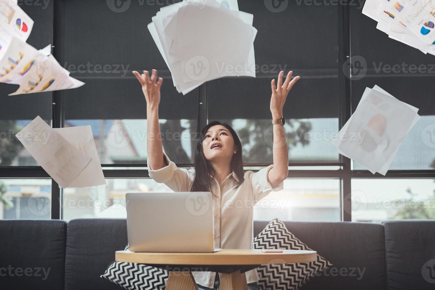 Empresaria de belleza asiática arrojando papeleo al aire foto