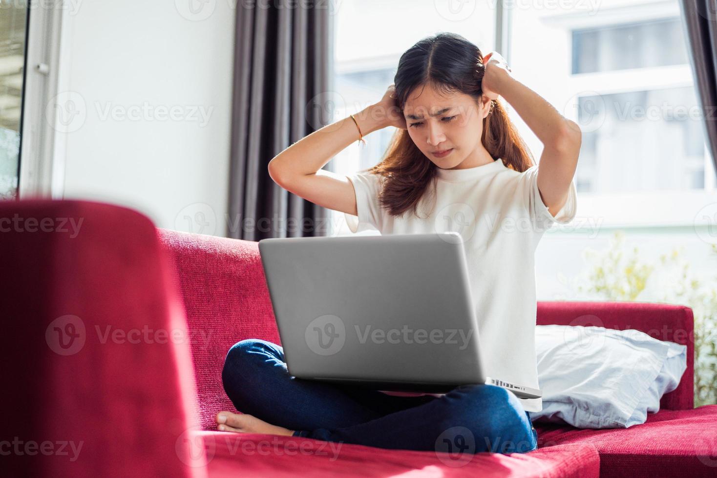 Joven empresaria asiática agotada habiendo dolor de cabeza foto