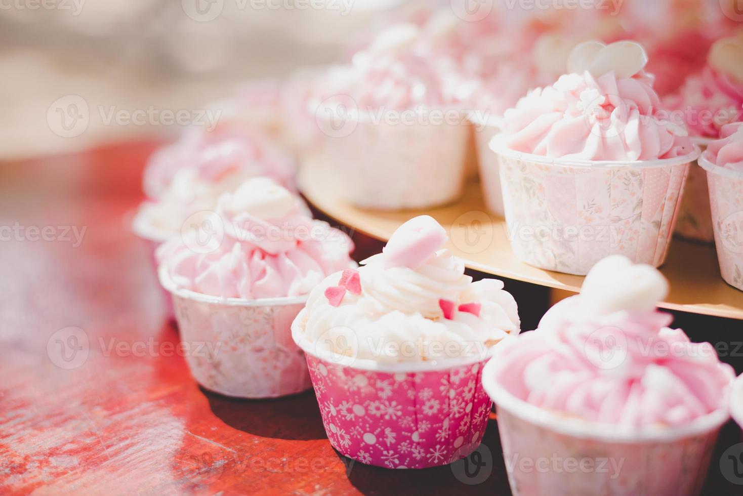 tortas de taza rosa en la ceremonia de la boda foto