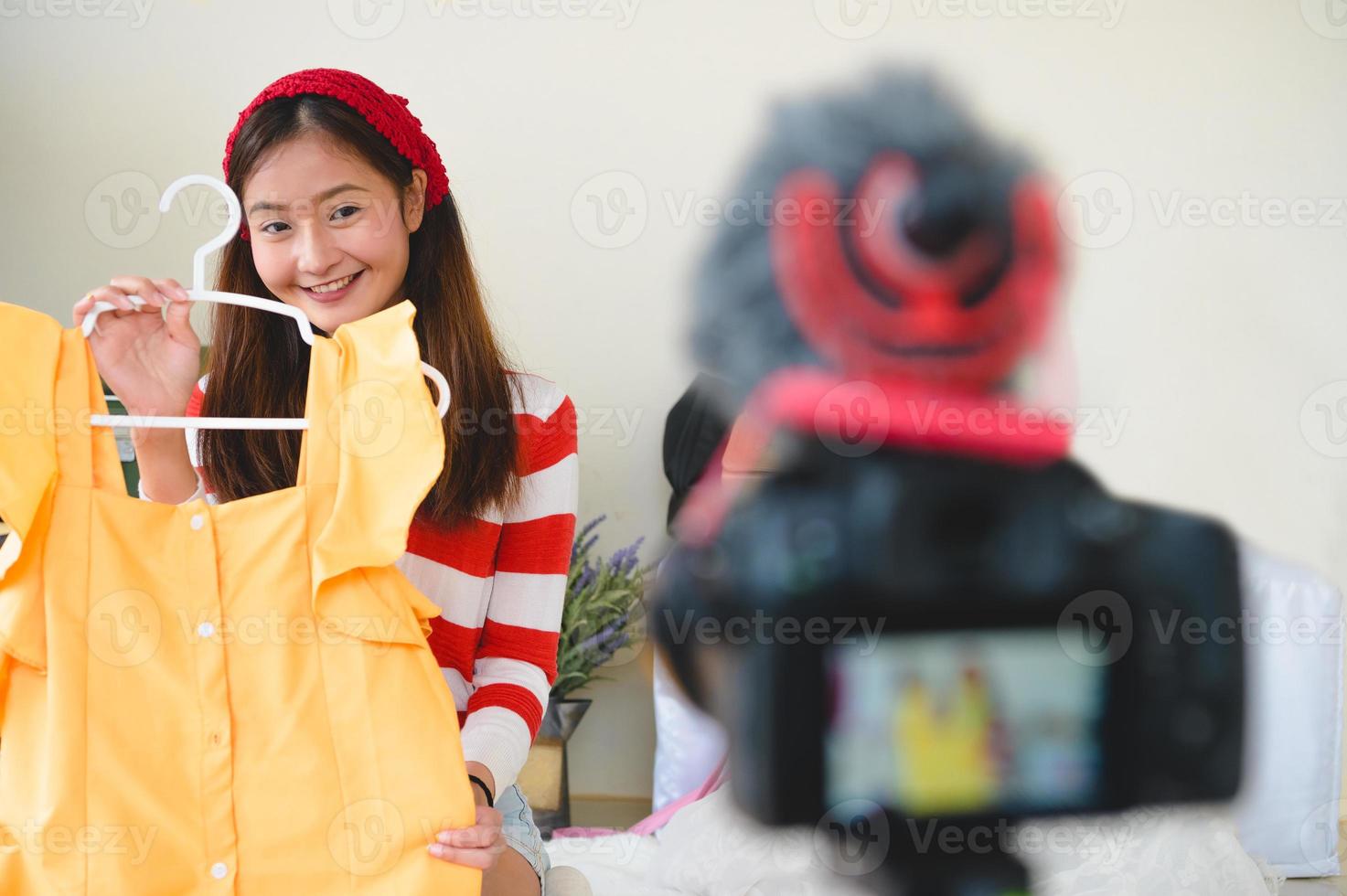 Entrevista de blogger vlogger asiático con cámara digital réflex digital profesional foto