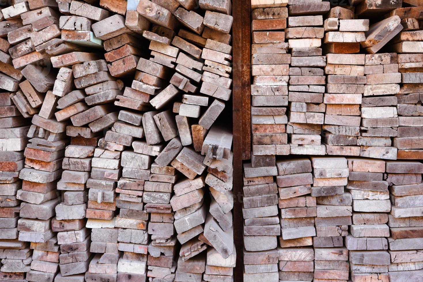 Molino de madera con almacén lleno de corte de madera foto