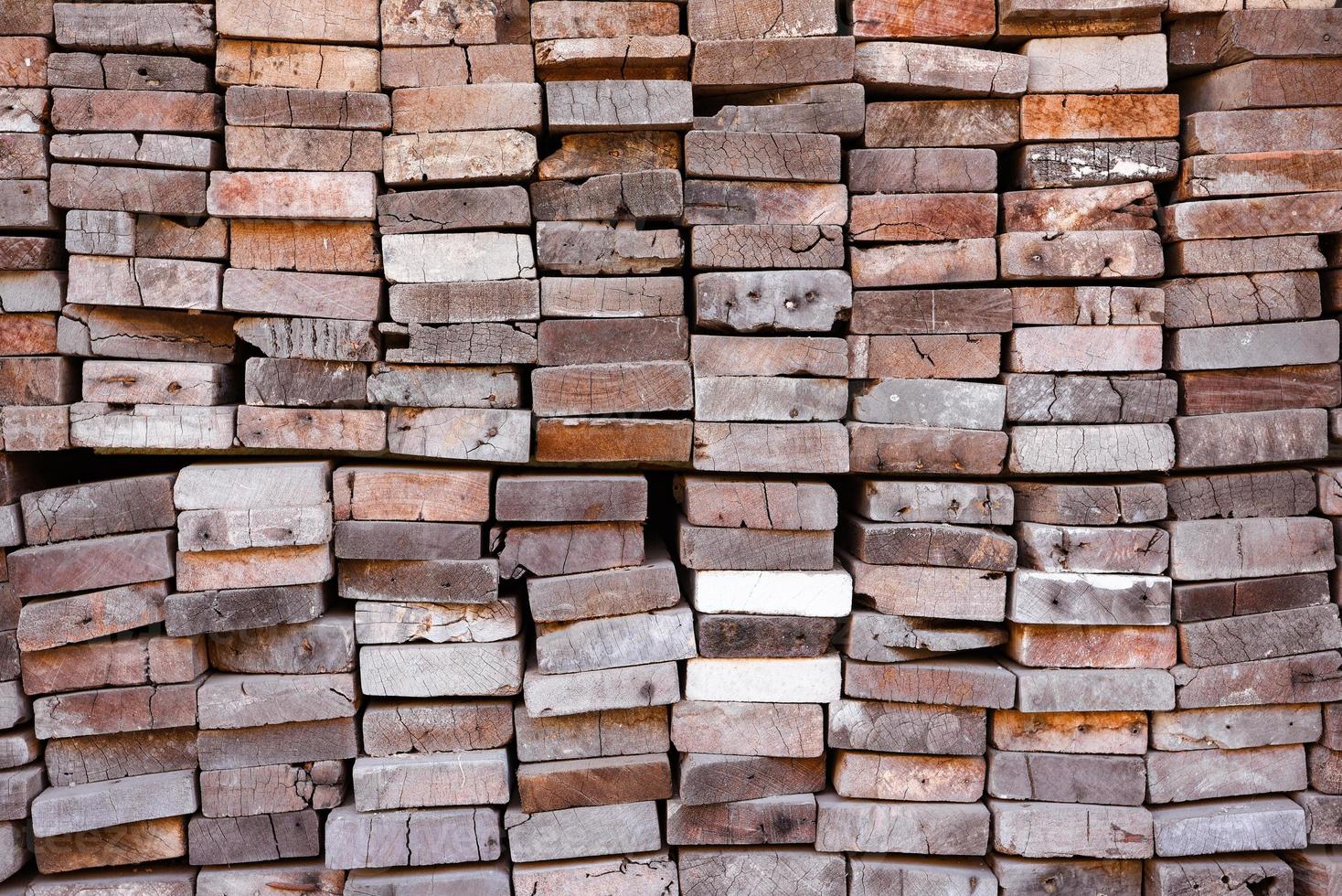 Molino de madera con almacén lleno de corte de madera foto