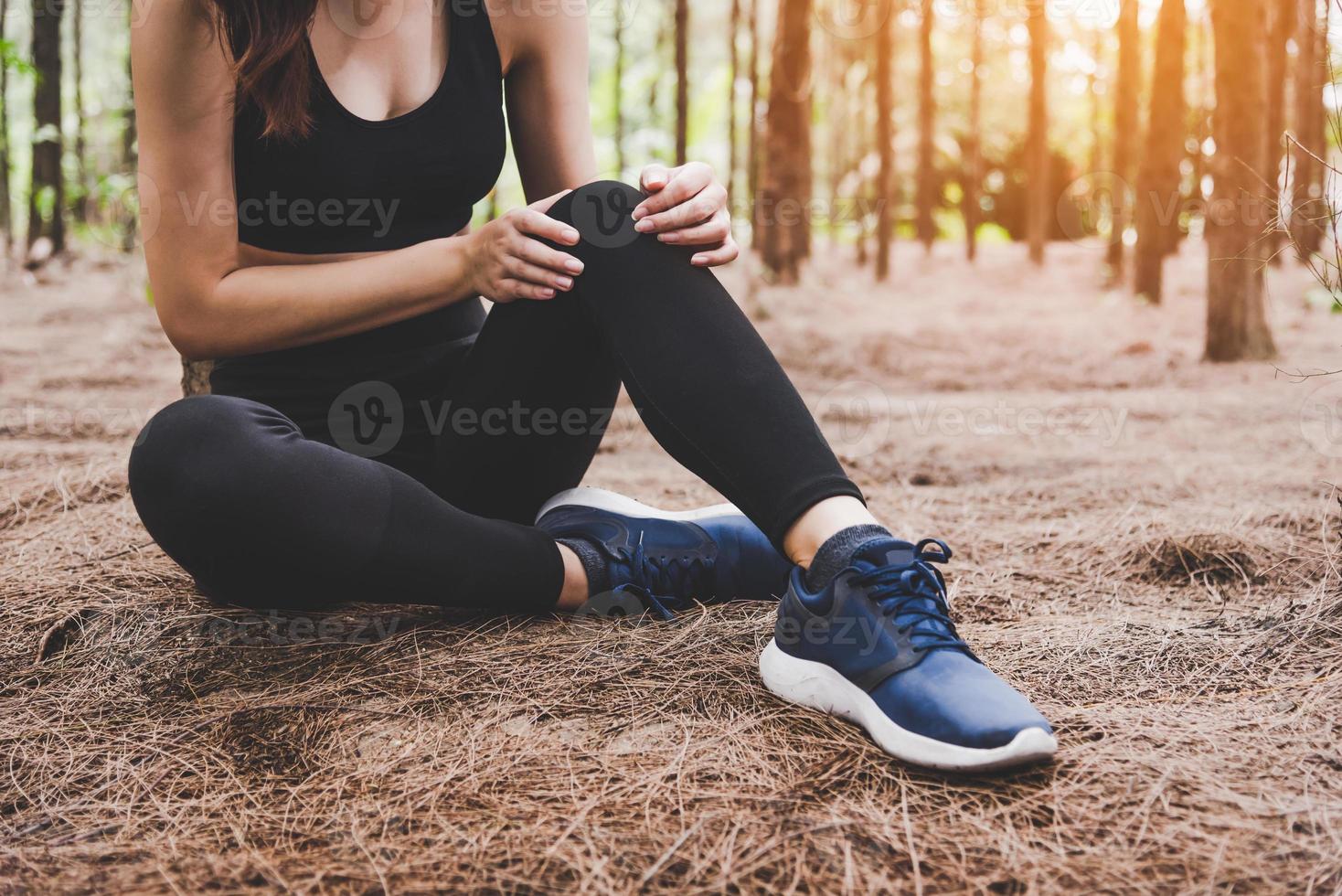 niña tiene lesión por accidente deportivo en el bosque al aire libre foto