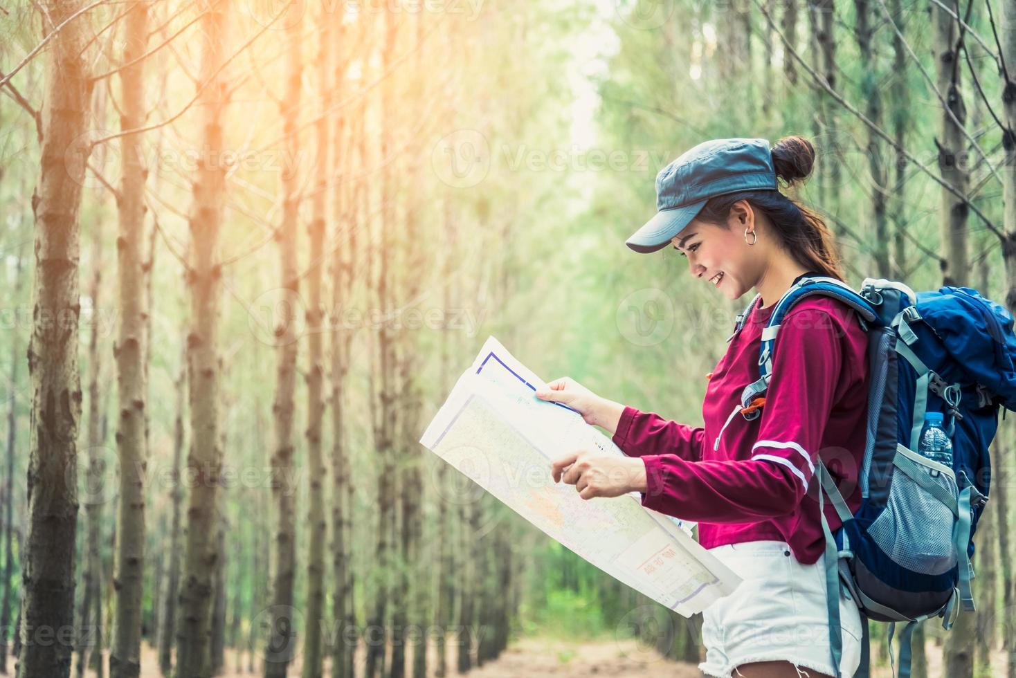 viaje turístico femenino en bosque de pinos viaje senderismo durante las vacaciones foto