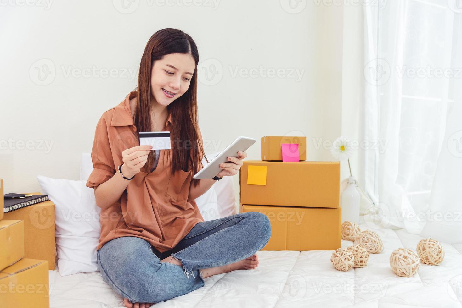 Belleza mujer asiática con tableta y tarjeta de crédito foto