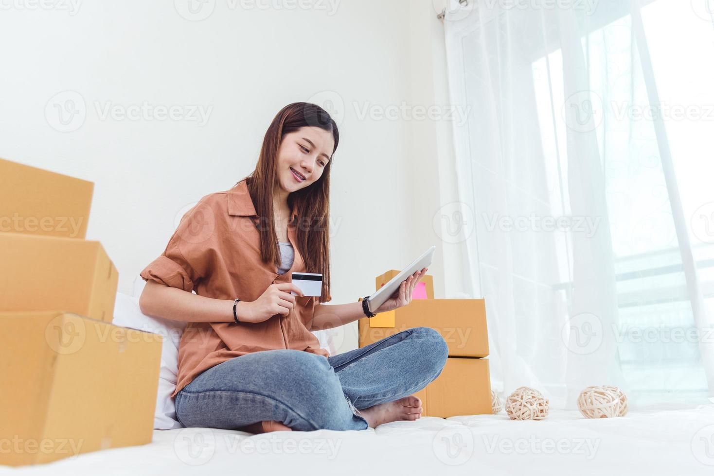 Belleza mujer asiática con tableta y tarjeta de crédito foto