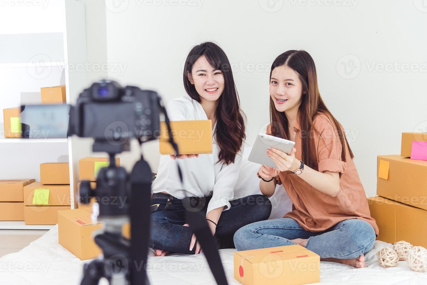 Dos mujeres asiáticas con cámara de video digital para grabar foto